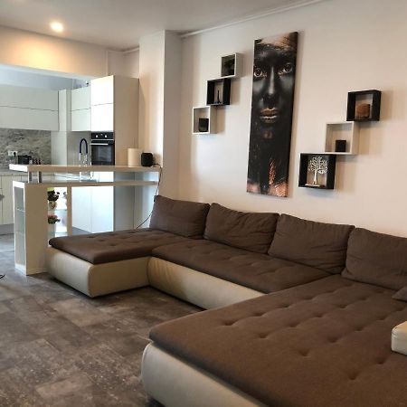 Luxury Westpark 2 Residence Lake View W6 Bukares Bagian luar foto