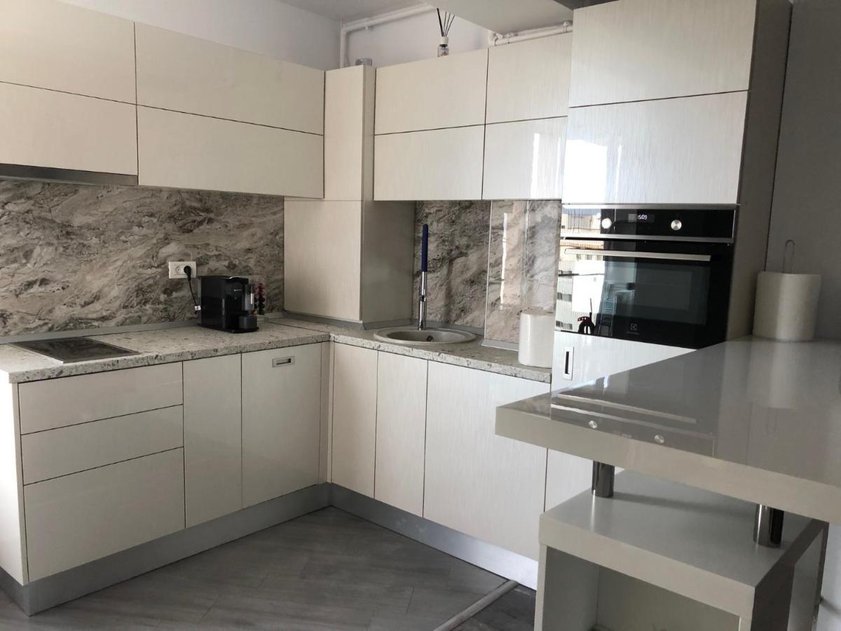 Luxury Westpark 2 Residence Lake View W6 Bukares Bagian luar foto
