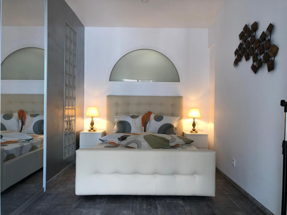 Luxury Westpark 2 Residence Lake View W6 Bukares Bagian luar foto