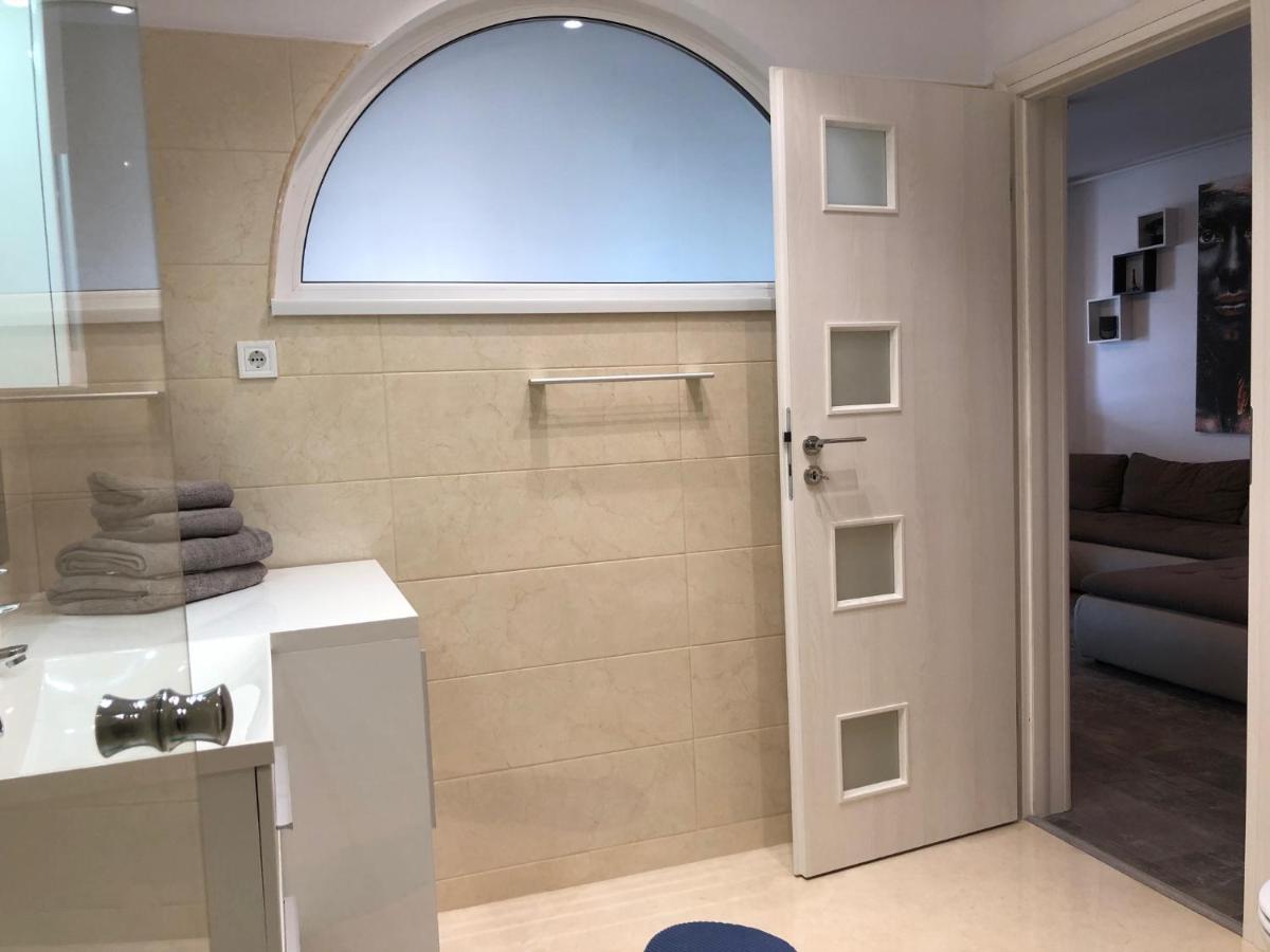 Luxury Westpark 2 Residence Lake View W6 Bukares Bagian luar foto